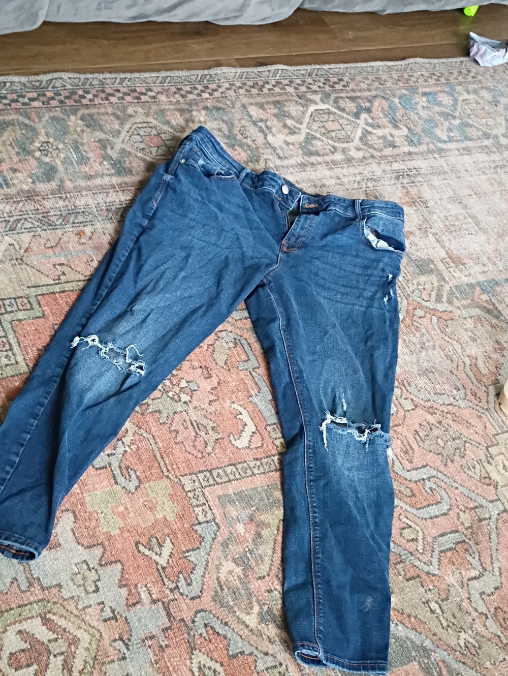 Old Navy Women's Skinny Jeans in Dark Blue with Distressed Knees